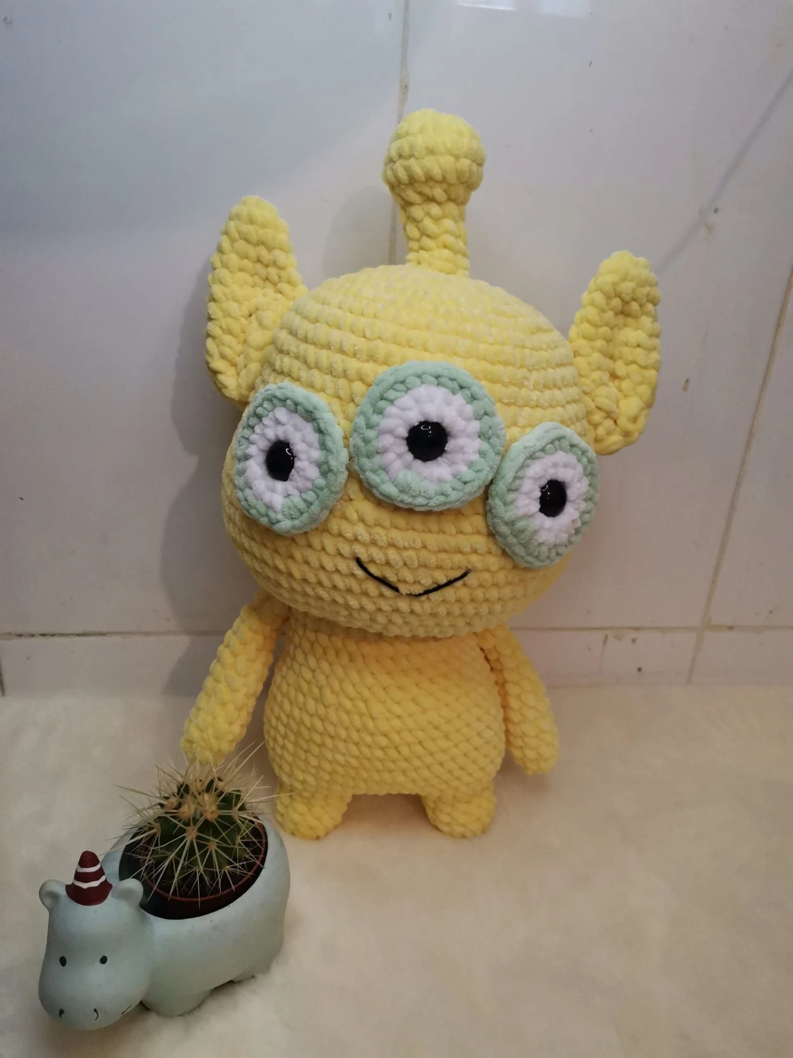 Marciano de tres ojos tejido a mano - Amigurumi grande-42.5cm